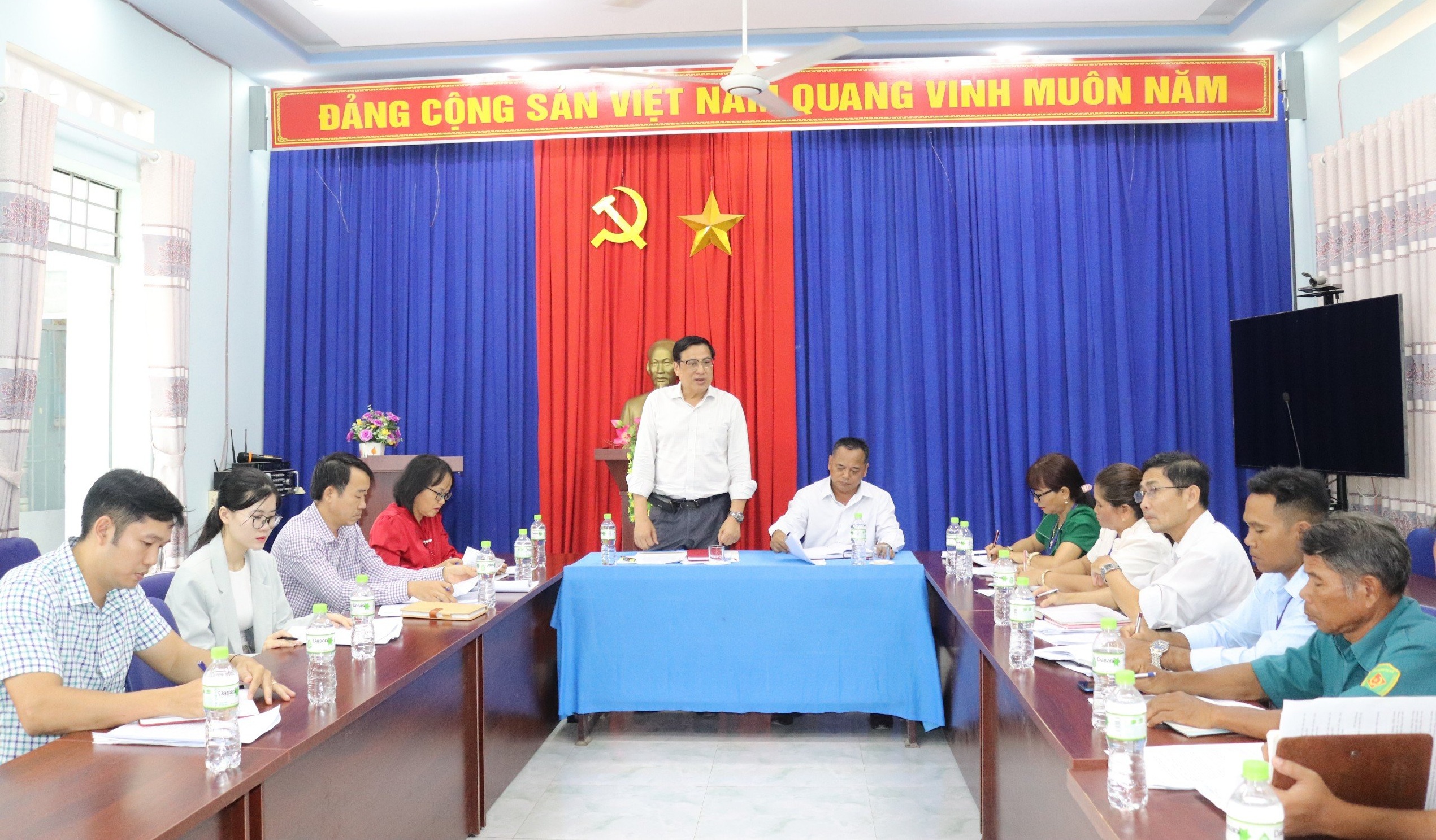 Đồng chí Lê Hữu Thọ làm việc với xã Liên Sang